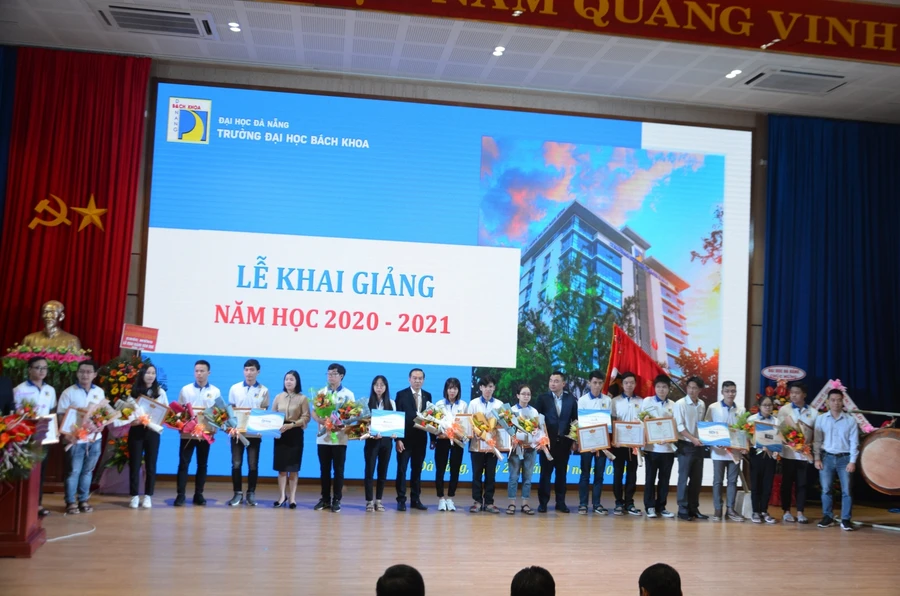 Đại diện các doanh nghiệp trao học bổng cho SV xuất sắc của trường ĐH Bách khoa, ĐH Đà Nẵng