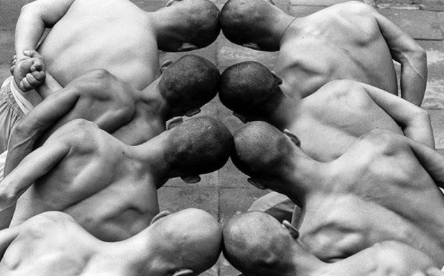 Để luyện tuyệt kỹ thiết đầu công, các sư Thiếu Lâm đụng đầu của mình vào đầu đồng môn. Để luyện tuyệt kỹ thiết đầu công, các sư Thiếu Lâm đụng đầu của mình vào đầu đồng môn.