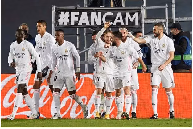 Niềm vui chiến thắng của các cầu thủ chủ nhà Real Madrid.