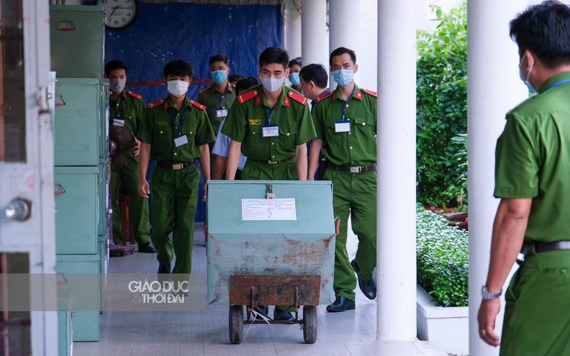 Lực lượng Công an TP Cần Thơ vận chuyển đề thi. Ảnh: Quốc Ngữ, Trường Tiến
