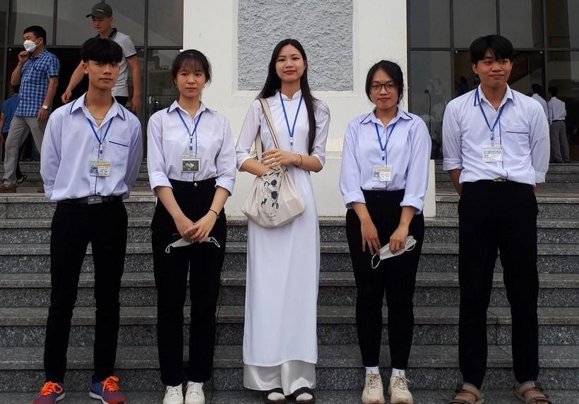 5 học sinh xuất sắc nhất của Trường THPT Nguyễn Du năm học 2021-2022 (Lê Đức Khuyến đứng ngoài cùng bên phải ảnh).