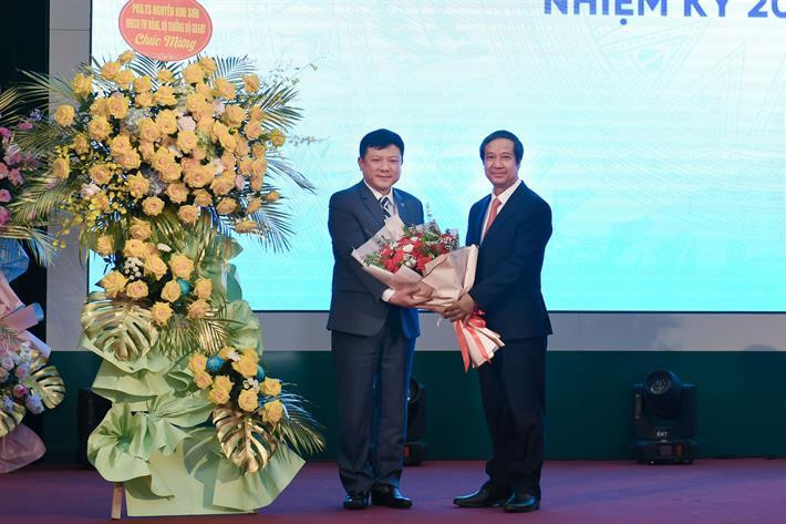 Bộ trưởng Nguyễn Kim Sơn trao Quyết định và tặng hoa chúc mừng PGS.TS Hoàng Văn Hùng. Bộ trưởng Nguyễn Kim Sơn trao Quyết định và tặng hoa chúc mừng PGS.TS Hoàng Văn Hùng.