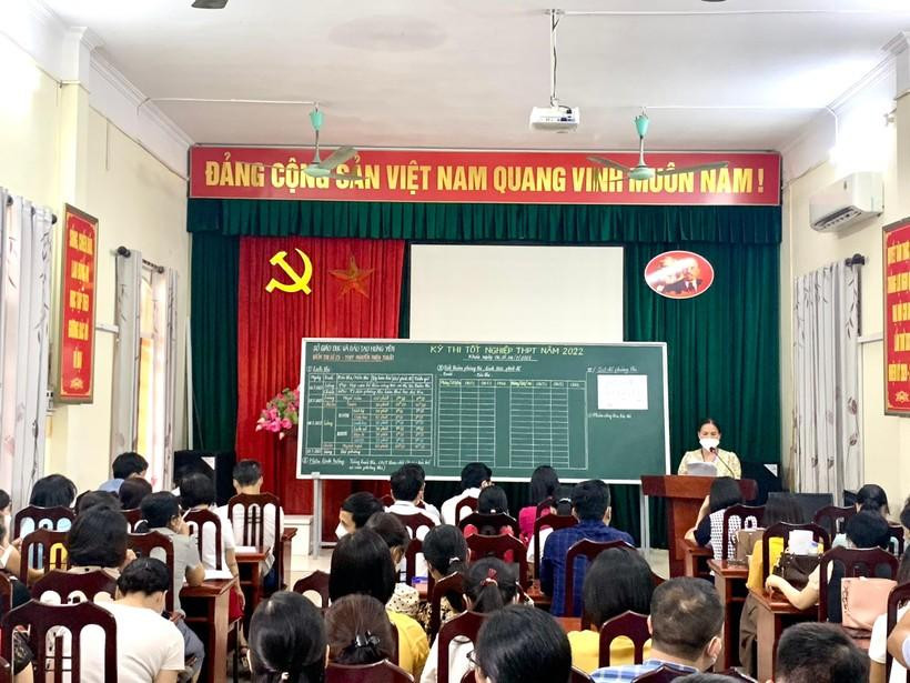 Họp cán bộ làm thi tại điểm thi số 25 - Trường THPT Nguyễn Thiện Thuật (Tỉnh Hưng Yên) sáng 6/7.