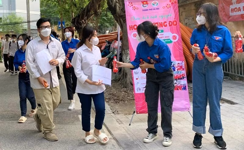 Lực lượng tình nguyện luôn đồng hành cùng thí sinh. Lực lượng tình nguyện luôn đồng hành cùng thí sinh.