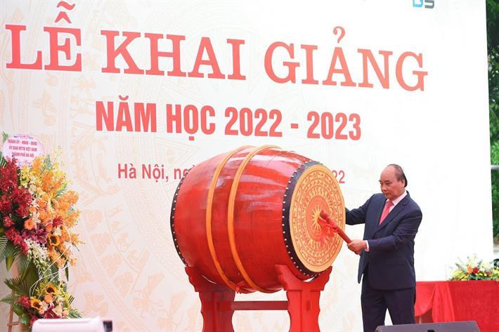Chủ tịch nước Nguyễn Xuân Phúc đánh trống khai giảng năm học mới 2022-2023. Chủ tịch nước Nguyễn Xuân Phúc đánh trống khai giảng năm học mới 2022-2023.