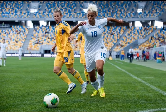 Lianne Sanderson, nữ tuyển thủ Anh cũng có mặt trong nhóm chát.