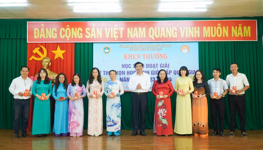 Ông Trần Thanh Bình - Giám đốc Sở GD&amp;ĐT khen thưởng các giáo viên bồi dưỡng HS giỏi.