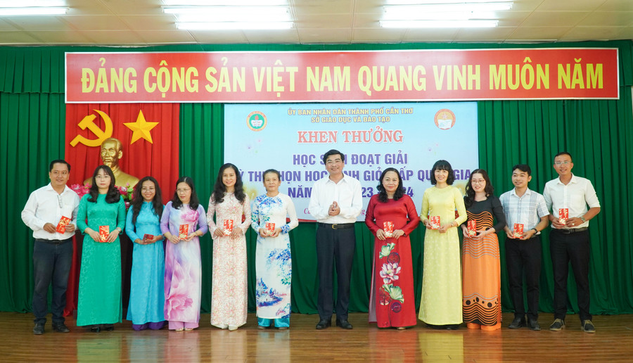 Ông Trần Thanh Bình - Giám đốc Sở GD&ĐT khen thưởng các giáo viên bồi dưỡng HS giỏi. Ông Trần Thanh Bình - Giám đốc Sở GD&ĐT khen thưởng các giáo viên bồi dưỡng HS giỏi.