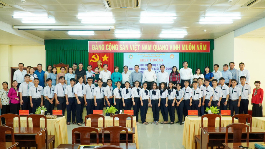 Đại biểu chụp ảnh lưu niệm cùng các em HS đoạt giải. Đại biểu chụp ảnh lưu niệm cùng các em HS đoạt giải.