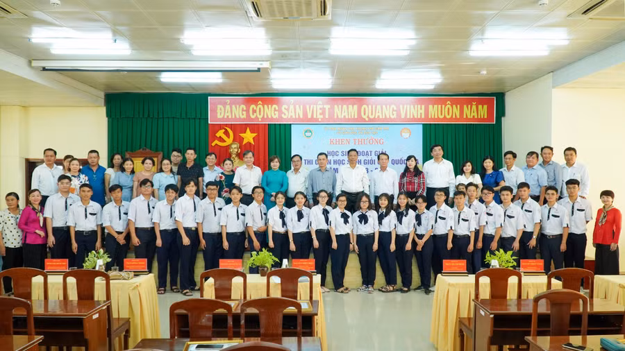 Đại biểu chụp ảnh lưu niệm cùng các em HS đoạt giải.