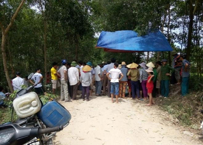 Người dân hiếu kỳ kéo đến theo dõi vụ việc. Ảnh: Q.An.