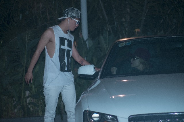 Bùi Caroon đi bằng xế hộp của nữ đại gia lớn tuổi này