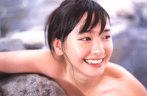 2 kiều nữ gợi cảm nhưng... lười tắm gội xứ hoa anh đào ảnh 2