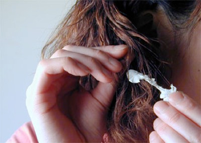 Kem đánh răng gỡ sạch bã kẹo cao su dính trên tóc và quần áo. meo