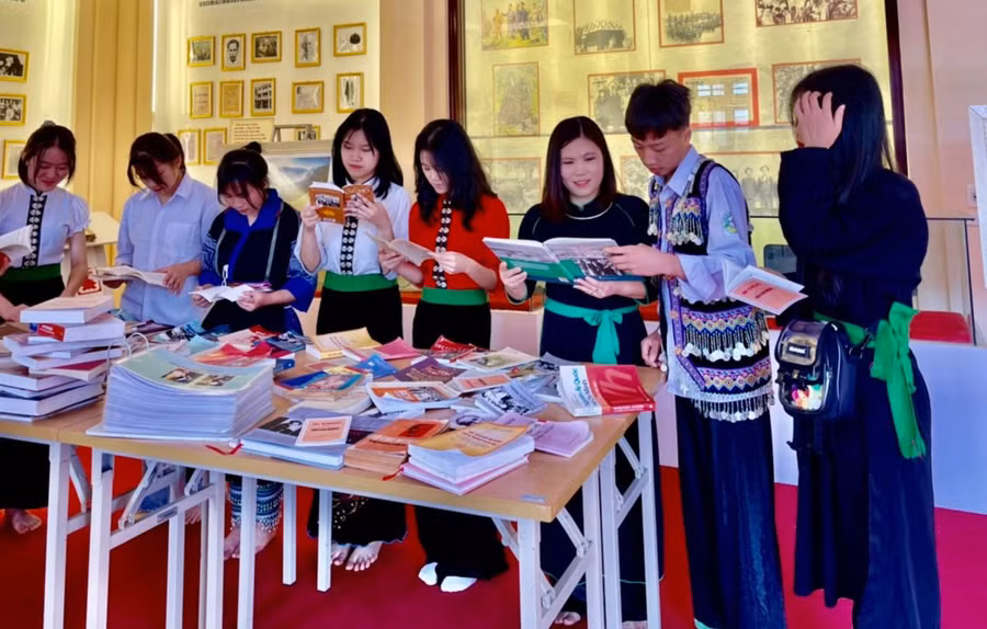 Cô Hà Bích Ngọc (thứ ba từ phải sang), Hiệu trưởng Trường Phổ thông DTNT THPT miền Tây (Nghĩa Lộ, Yên Bái) tham gia ngày hội văn hóa đọc sách. Ảnh: NTCC