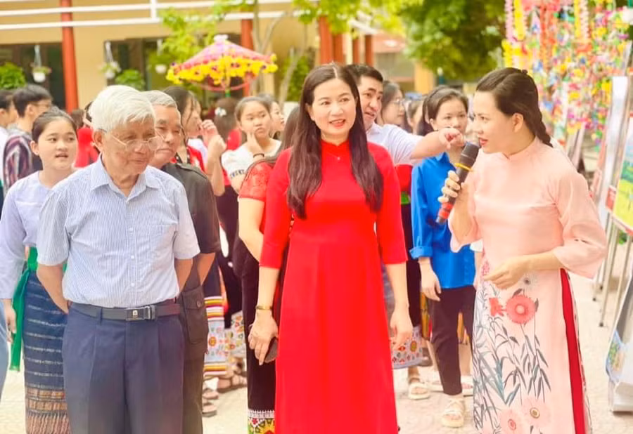 Cô Nguyễn Thị Kiều Hoa (giữa), Hiệu trưởng Trường THPT DTNT tỉnh Nghệ An tham quan triển lãm về văn hóa dân tộc của học sinh nhà trường. Ảnh: NTCC