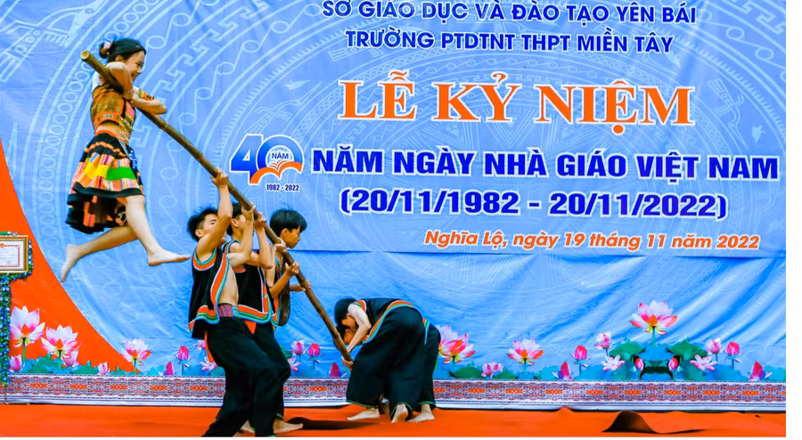 Học sinh Trường Phổ thông DTNT THPT miền Tây (Nghĩa Lộ, Yên Bái) biểu diễn văn nghệ. Ảnh: NTCC