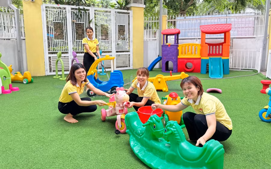 Giáo viên Nhóm trẻ Hồng Hà vệ sinh đồ chơi của trẻ.