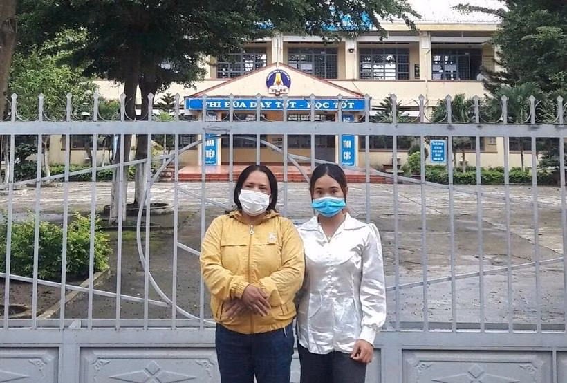 Mẹ con chị Rơ Châm HMPer cùng nhau đi thi.