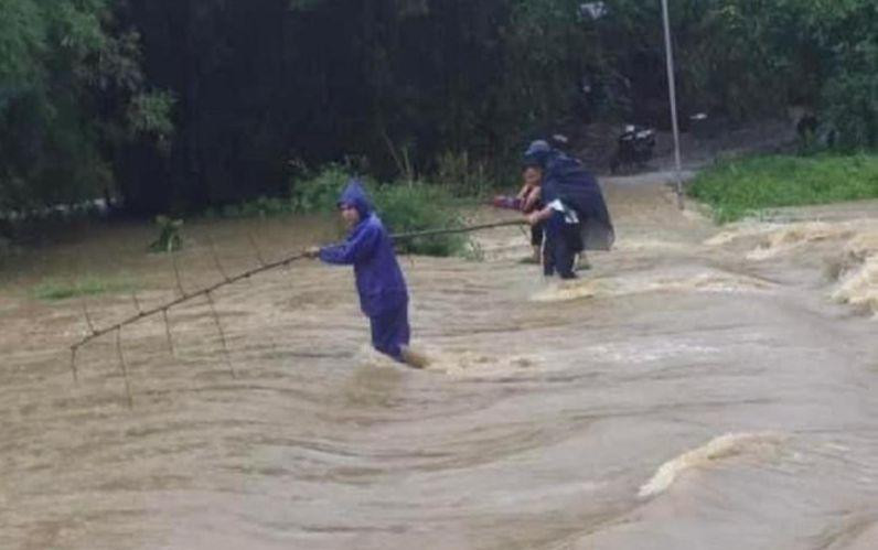 Các thí sinh được đoàn viên, thanh niên cõng qua dòng nước chảy siết để tới điểm thi Trường THPT Xuân Vân. Các thí sinh được đoàn viên, thanh niên cõng qua dòng nước chảy siết để tới điểm thi Trường THPT Xuân Vân.