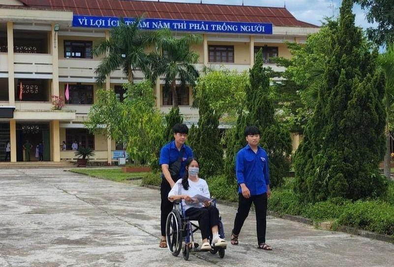 Lực lượng đoàn viên cũng hỗ trợ Tuệ Nhi đến phòng thi. Lực lượng đoàn viên cũng hỗ trợ Tuệ Nhi đến phòng thi.