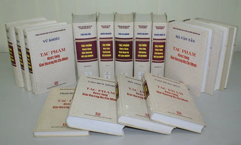 Lập Hội đồng cấp Nhà nước xét tặng “Giải thưởng Hồ Chí Minh”, “Giải thưởng Nhà nước” về văn học, nghệ thuật