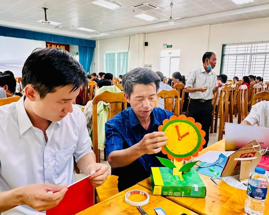 Các học viên hào hứng tham gia các hoạt động sáng tạo.