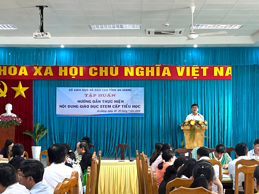 Ông Nguyễn Quốc Khanh - Phó GĐ Sở GD&amp;ĐT An Giang phát biểu khai mạc hội nghị