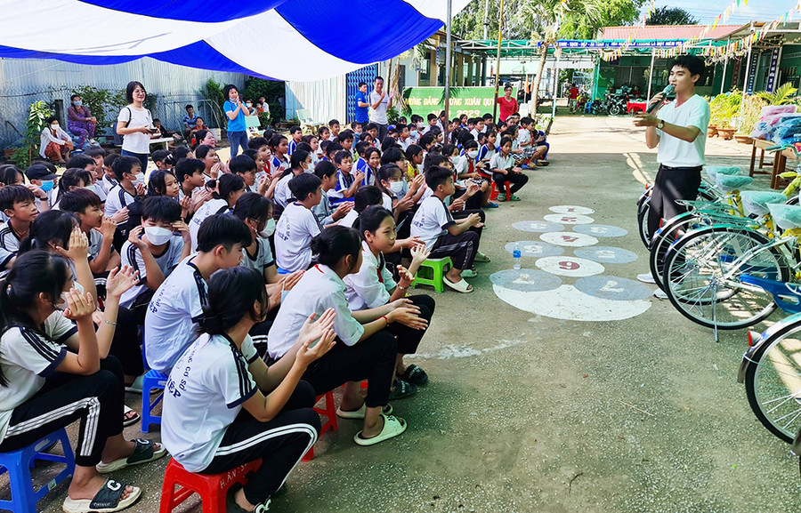 Sinh hoạt giao lưu văn nghệ với học sinh tại buổi trao quà. Sinh hoạt giao lưu văn nghệ với học sinh tại buổi trao quà.