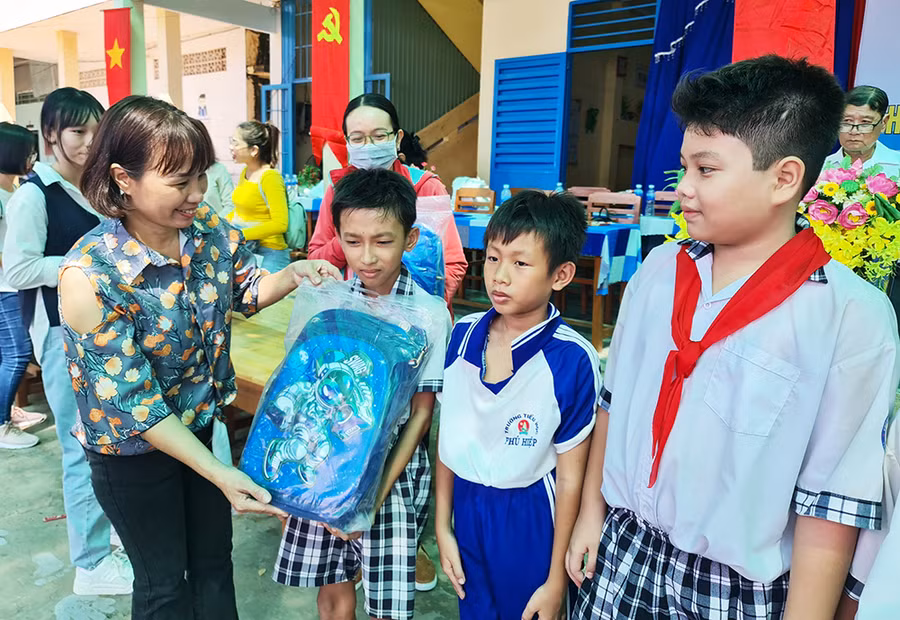 Đại diện nhà tài trợ trao quà cho học sinh.