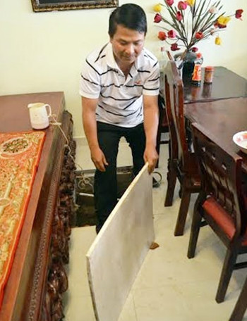 Tảng đá hoa cương dùng làm nắp che mặt giếng bị cong bênh do sức nóng của giếng nước.