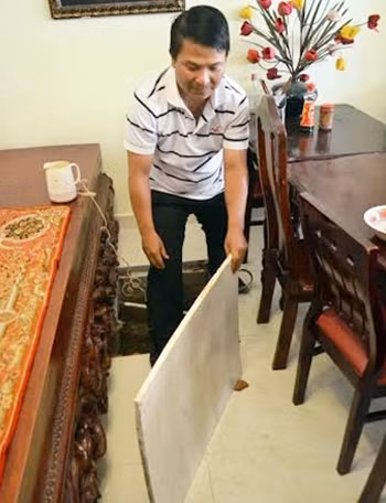 Tảng đá hoa cương dùng làm nắp che mặt giếng bị cong bênh do sức nóng của giếng nước.