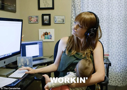 Mẹ trẻ xinh đẹp kéo áo cho con bú mọi nơi gây “sốt” ảnh 4 video me tre xinh dep keo ao cho con bu moi noi gay “sot” - 4