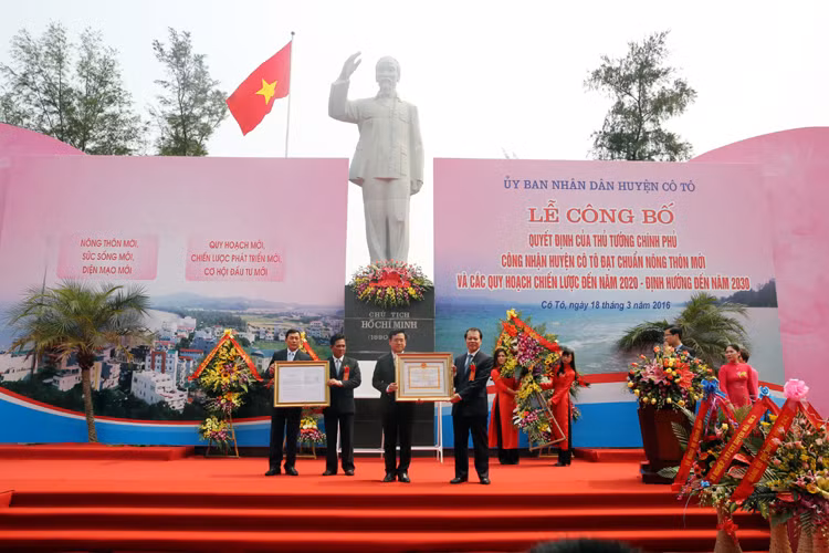 Phó Thủ tướng Vũ Văn Ninh trao Quyết định của Thủ tướng Chính phủ công nhận huyện đảo Cô Tô đạt chuẩn "Huyện nông thôn mới". Ảnh: VGP