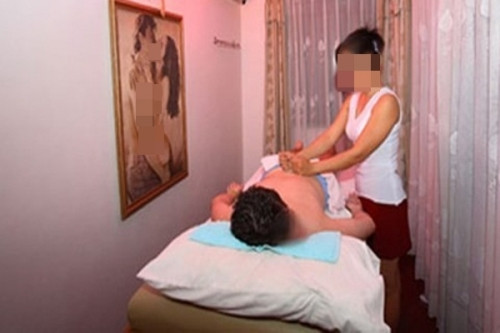 Chồng mê muội gái mát-xa, vợ bất lực khi không thể níu kéo được