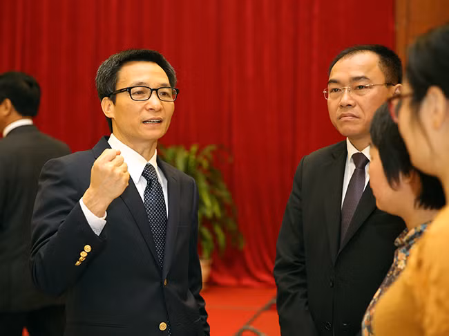 Phó Thủ tướng Vũ Đức Đam trao đổi với các đại biểu dự hội nghị sơ kết 1 năm thực hiện thí điểm tự chủ ĐH theo Nghị quyết 77. Ảnh: VGP