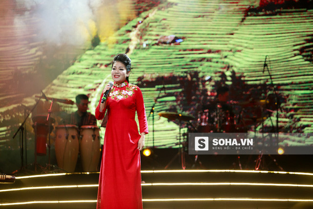 Quang Linh “bóc mẽ” chiêu trò của Anh Thơ ảnh 5 Điều này khiến nhiều khán giả tò mò xen lẫn thích thú. Bởi Quang Linh đã vắng bóng trên sân khấu âm nhạc từ khá lâu. Sự kết hợp giữa Anh Thơ và Quang Linh cũng là 1 điểm nhấn thú vị của liveshow.
