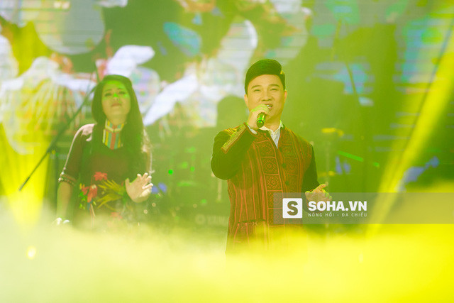 Quang Linh “bóc mẽ” chiêu trò của Anh Thơ ảnh 9 Khi được hỏi về sự xuất hiện đặc biệt của mình trong liveshow Tình xa khơi 2, Quang Linh dí dỏm: Mọi người vẫn biết Anh Thơ và Trọng Tấn là một cặp ăn ý số một. Nhưng vì nếu cứ mời Trọng Tấn mãi thì sẽ thành nhàm chán.