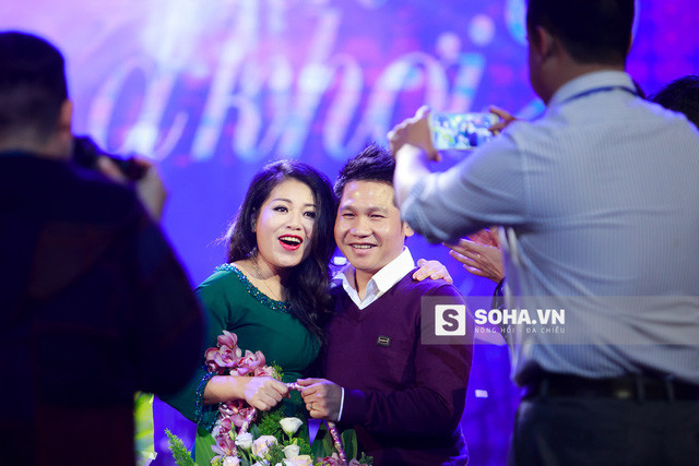 Quang Linh “bóc mẽ” chiêu trò của Anh Thơ ảnh 3 Khác với các liveshow khác, Anh Thơ không mời Trọng Tấn, Việt Hoàn hay các ngôi sao nhạc đỏ nào lên sân khấu. Thay vào đó, cô sẽ hát cặp cùng ca sĩ Quang Linh.