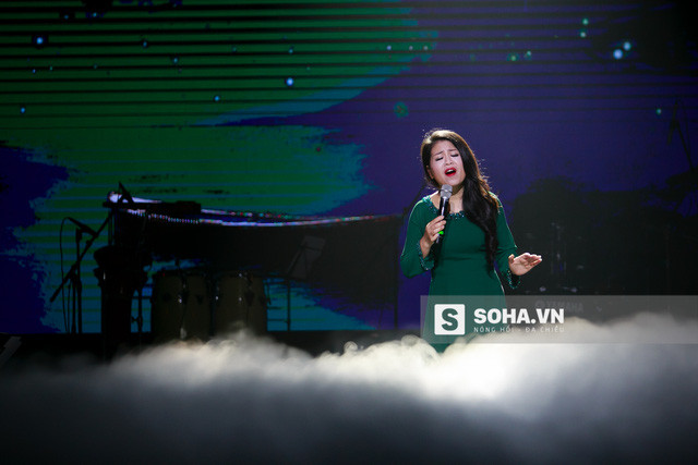 Quang Linh “bóc mẽ” chiêu trò của Anh Thơ ảnh 21 Trong đêm nhạc, Anh Thơ cũng mạnh dạn thể hiện những ca khúc mới hoàn toàn so với phong cách của chị như: Ô kìa đời bỗng vui, Tháng Tư về, Chiếc khăn piêu... đem lại cảm xúc mới mẻ cho khán giả.