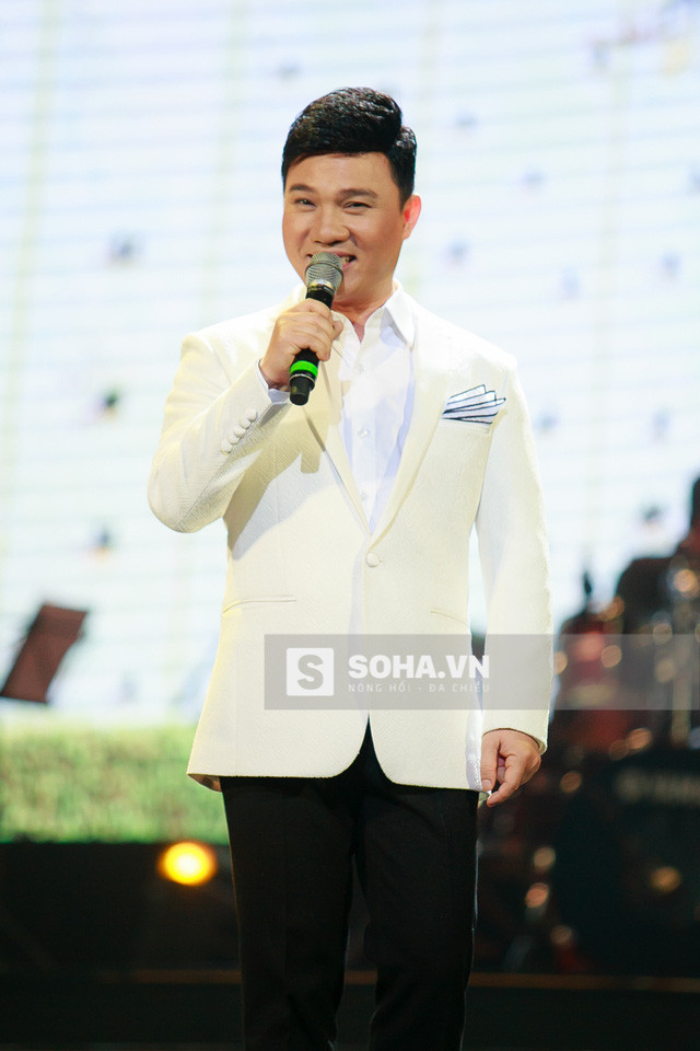 Quang Linh “bóc mẽ” chiêu trò của Anh Thơ ảnh 16 Trong đêm nhạc, Quang Linh liên tục dùng sự hài hước, dí dỏm của mình để chọc cười khán giả và cả Anh Thơ. Sự xuất hiện của anh khiến liveshow trở nên thú vị hơn hẳn.