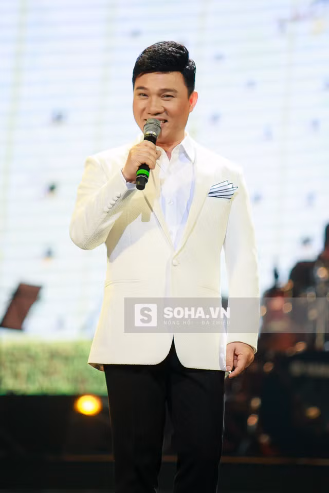  Trong đêm nhạc, Quang Linh liên tục dùng sự hài hước, dí dỏm của mình để chọc cười khán giả và cả Anh Thơ. Sự xuất hiện của anh khiến liveshow trở nên thú vị hơn hẳn. 