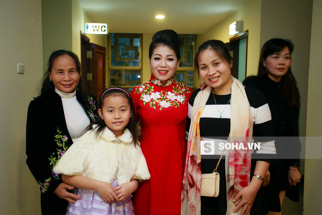 Quang Linh “bóc mẽ” chiêu trò của Anh Thơ ảnh 1 Đêm 18/3/2016, liveshow Tình xa khơi 2 của Anh Thơ được tổ chức tại Cung văn hóa hữu nghị Việt - Xô Hà Nội.