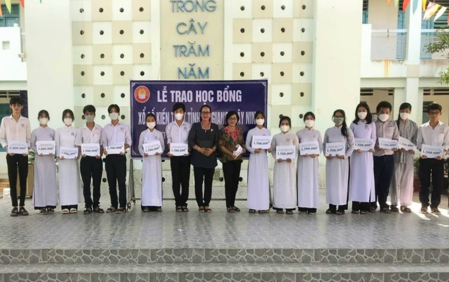 Trao học bổng cho học sinh, sinh viên nghèo vượt khó học giỏi. Trao học bổng cho học sinh, sinh viên nghèo vượt khó học giỏi.