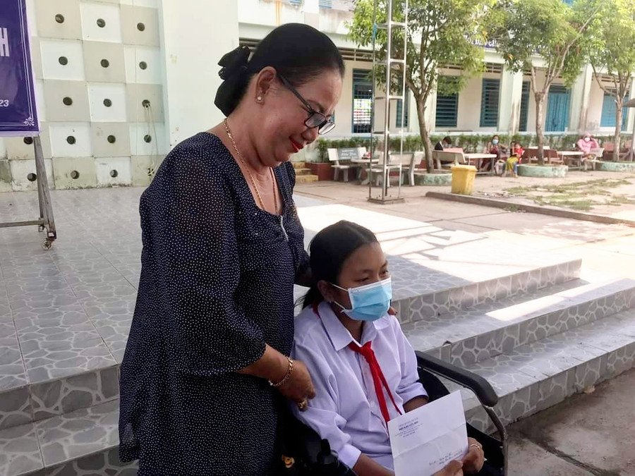 Trao học bổng cho học sinh khiếm khuyết. Trao học bổng cho học sinh khiếm khuyết.