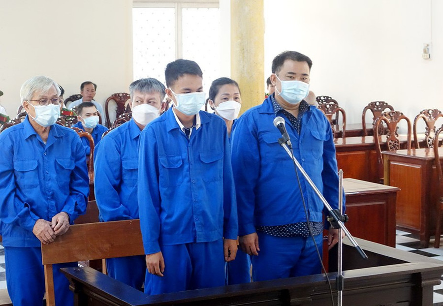 Các bị cáo nghe tòa tuyên án. (Ảnh: Tiến Tầm) Các bị cáo nghe tòa tuyên án. (Ảnh: Tiến Tầm)