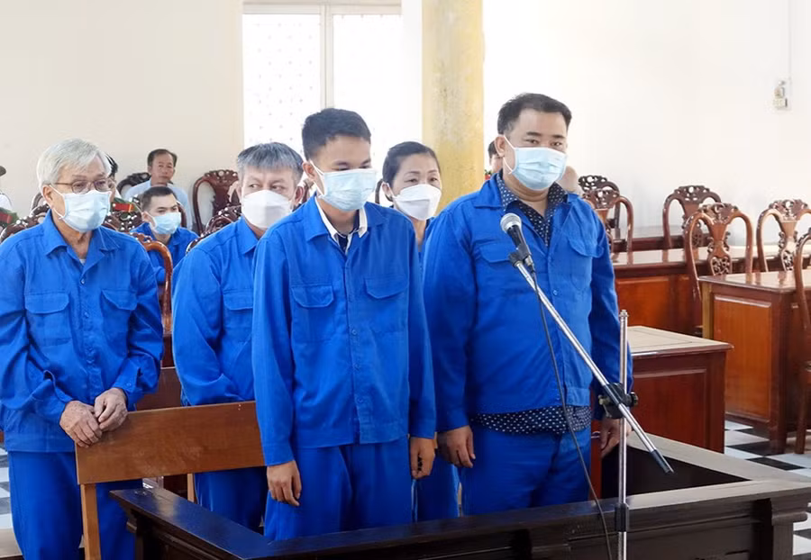 Các bị cáo nghe tòa tuyên án. (Ảnh: Tiến Tầm)