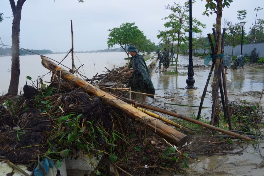 "Bóng áo xanh" góp sức dọn quang bùn đất sau lũ lụt ảnh 4