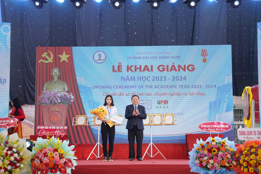 TS Hồ Văn Thống, Hiệu trưởng Trường ĐH Đồng Tháp trao khen thưởng cho thủ khoa khóa tuyển sinh năm 2023. TS Hồ Văn Thống, Hiệu trưởng Trường ĐH Đồng Tháp trao khen thưởng cho thủ khoa khóa tuyển sinh năm 2023.