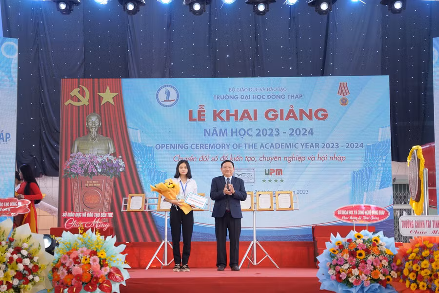 TS Hồ Văn Thống, Hiệu trưởng Trường ĐH Đồng Tháp trao khen thưởng cho thủ khoa khóa tuyển sinh năm 2023.